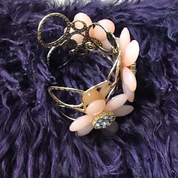 Fabulous Retro Flower Cuff Bracelet - Picture 4 of 5